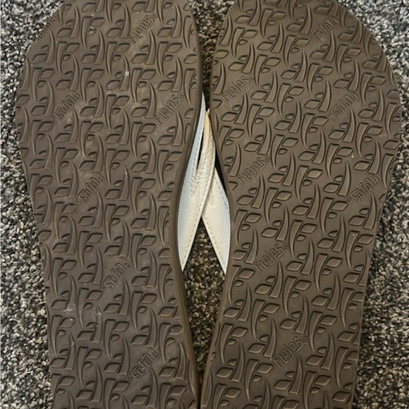 Women’s NWOT Frigos sandal. $15 plus shipping. Sz 9 - Picture 2 of 3